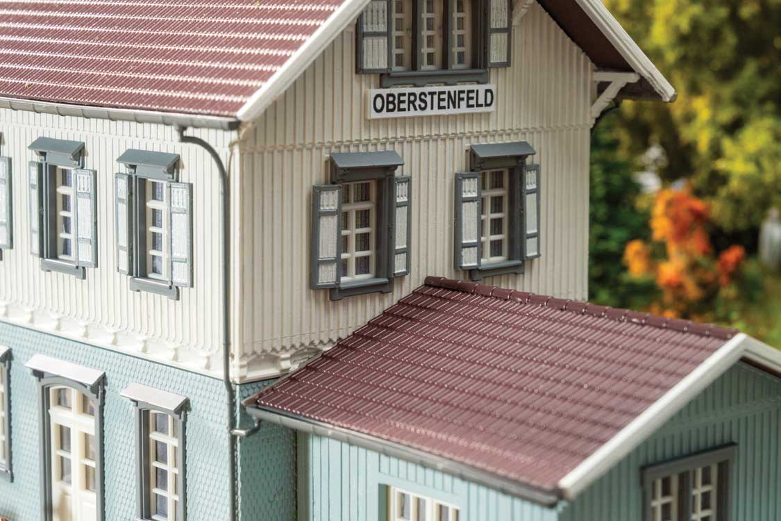 Oberstenfeld Train Station -- Kit - 7-3/16 x 4-1/8 x 5-7/16"  18.2 x 10.4 x 13.8cm-4