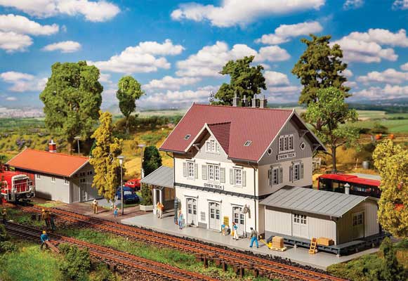 Owen Train Station with Outhouse Building -- Kit - 30.8 x 14 x 14.2cm-1