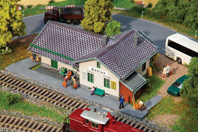 Muhlen Train Station -- Kit - 8-1/16 x 4-9/16 x 3-9/16"  20.5 x 11.6 x 9cm-1
