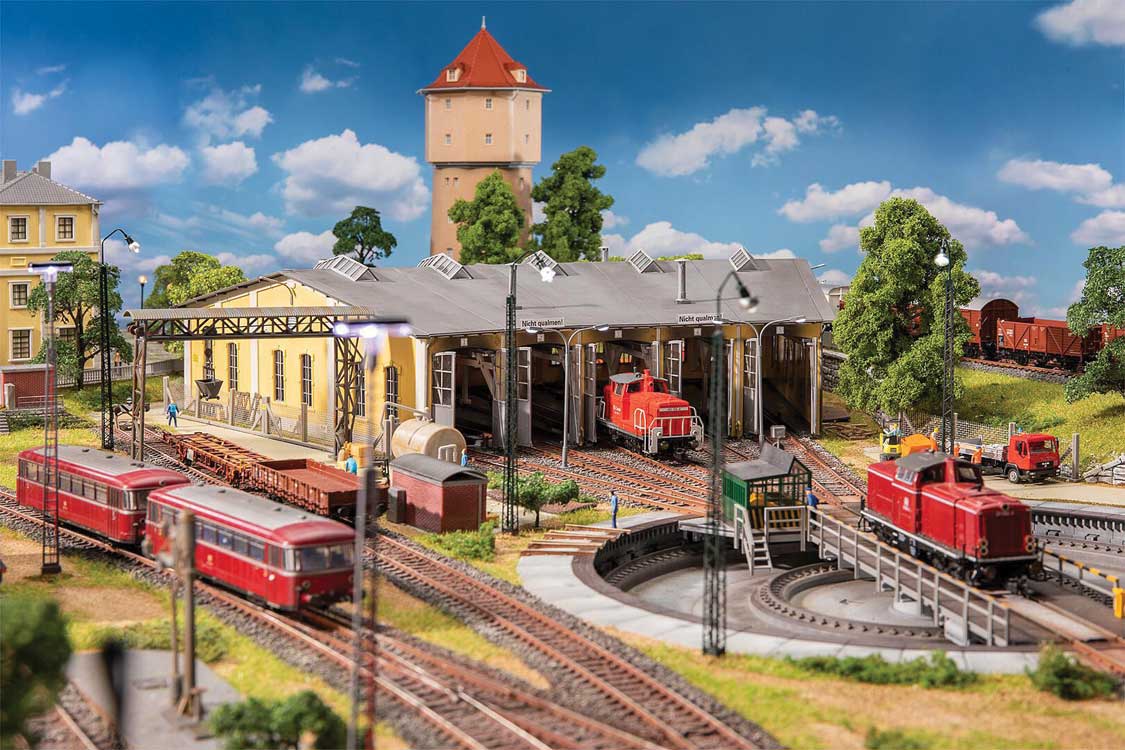 Freilassing Roundhouse -- Kit - 20-1/2 x 14-15/16 x 4-15/16"  52 x 38 x 12.5cm-1