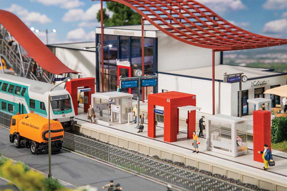 Modern Derman Federal Railways DB "Plus Point" -- 2 Waiting Shelters, 2 Platform Info Boards, 2 Bench Shelters, 2 Info Boards-3