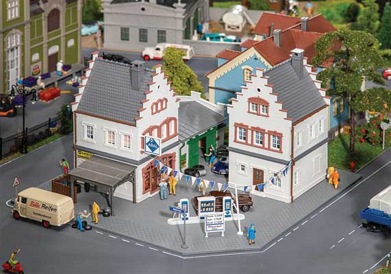 Hesselbach Gas Station -- Kit - 9-7/16 x 9-5/16 x 5-3/8" 24 x 23.7 x 13.7cm-1
