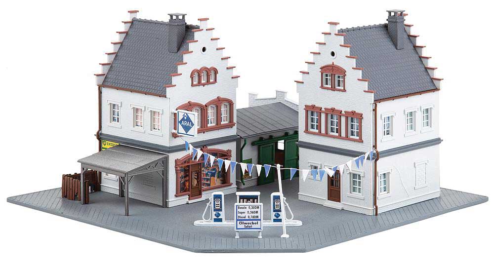 Hesselbach Gas Station -- Kit - 9-7/16 x 9-5/16 x 5-3/8" 24 x 23.7 x 13.7cm-2