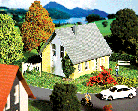 Single-Family House (yellow, white) - Kit -- 4 x 4-5/8 x 3-3/8"  10.1 x 11.7 x 8.4cm