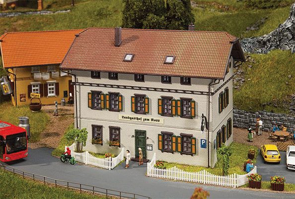 Zum Ross Inn -- Weathered Kit - 7-7/8 x 4-3/4 x 6-1/8"  20 x 12.1 x 15.5cm
