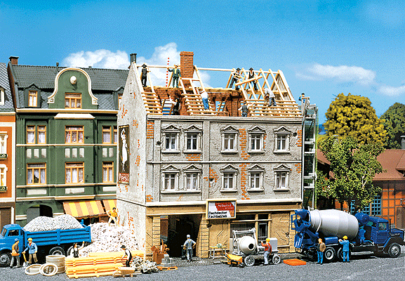 Townhouse Under Renovation -- Painted & Weathered Era I 5-3/8 x 6-11/16 x 6-5/16"  13.6 x 17 x 16cm