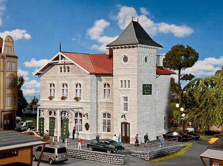 Hotel w/Gourmet Restaurant - Kit (Plastic) -- Weathered, 8-7/8 x 8 x 8-3/16"  22.5 x 20.3 x 20.8cm