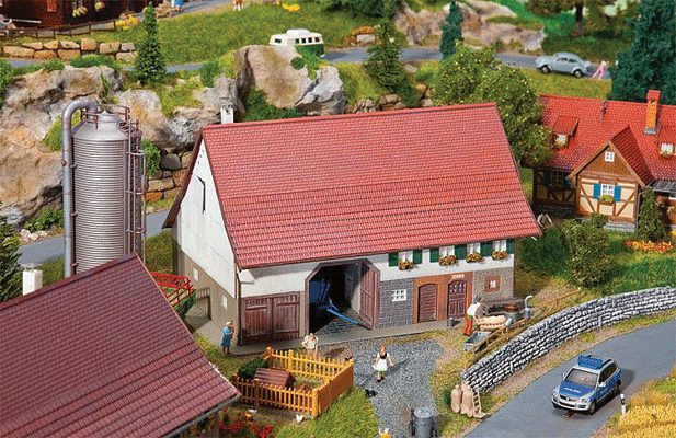 Large Farmhouse -- Weathered Kit - 7-5/16 x 5 x 4-13/16"  18.6 x 12.7 x 12.2cm