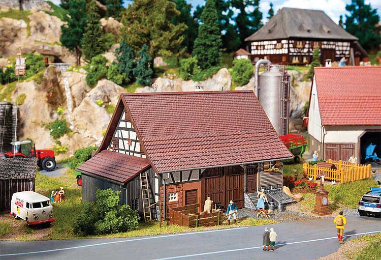 Small Farmhouse -- Weathered Kit - 6-13/16 x 5-7/16 x 4-3/8"  17.3 x 13.8 x 11.2cm-2