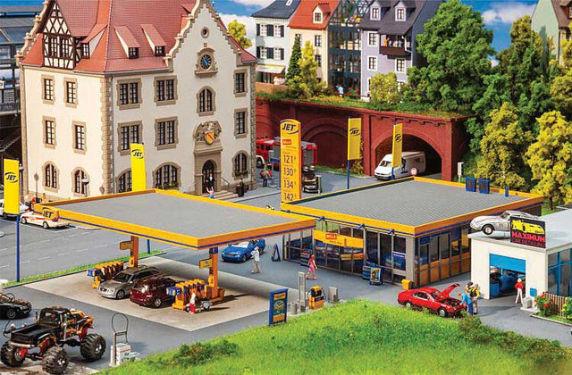 Jet Modern Gas Station -- Kit - Pump Roof: 7-3/16 x 4-7/8 x 2-3/8" 18.2 x 12.4 x 6.3cm Building: 7-1/-1