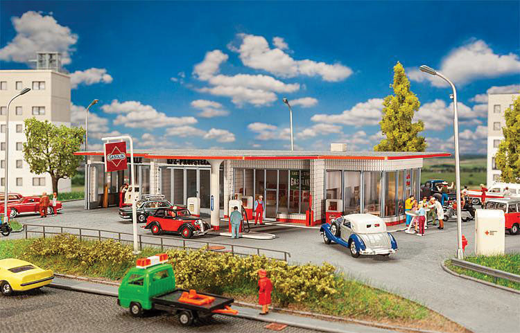 Brandshof Gas Station -- Kit - 11-1/4 x 8-1/4 x 2-1/8"  28.5 _ 21 _ 5.3cm