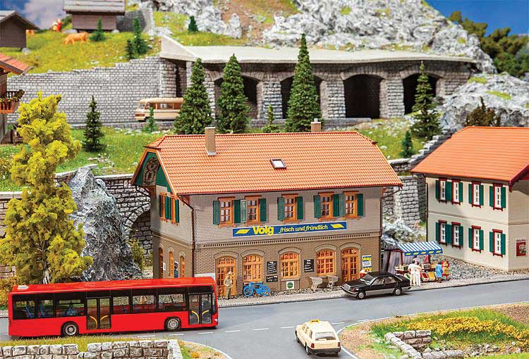 Volg Neighborhood Store with Apartment -- Kit - 7-7/8 x 4-3/4 x 5-3/8"  20 x 12 x 13.6cm