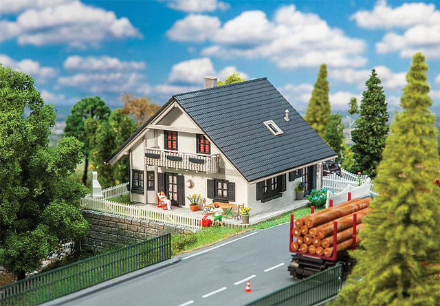 Renovated Family House -- Kit - 5 x 5 x 3-7/16"  12.7 x 12.6 x 8.8cm-1