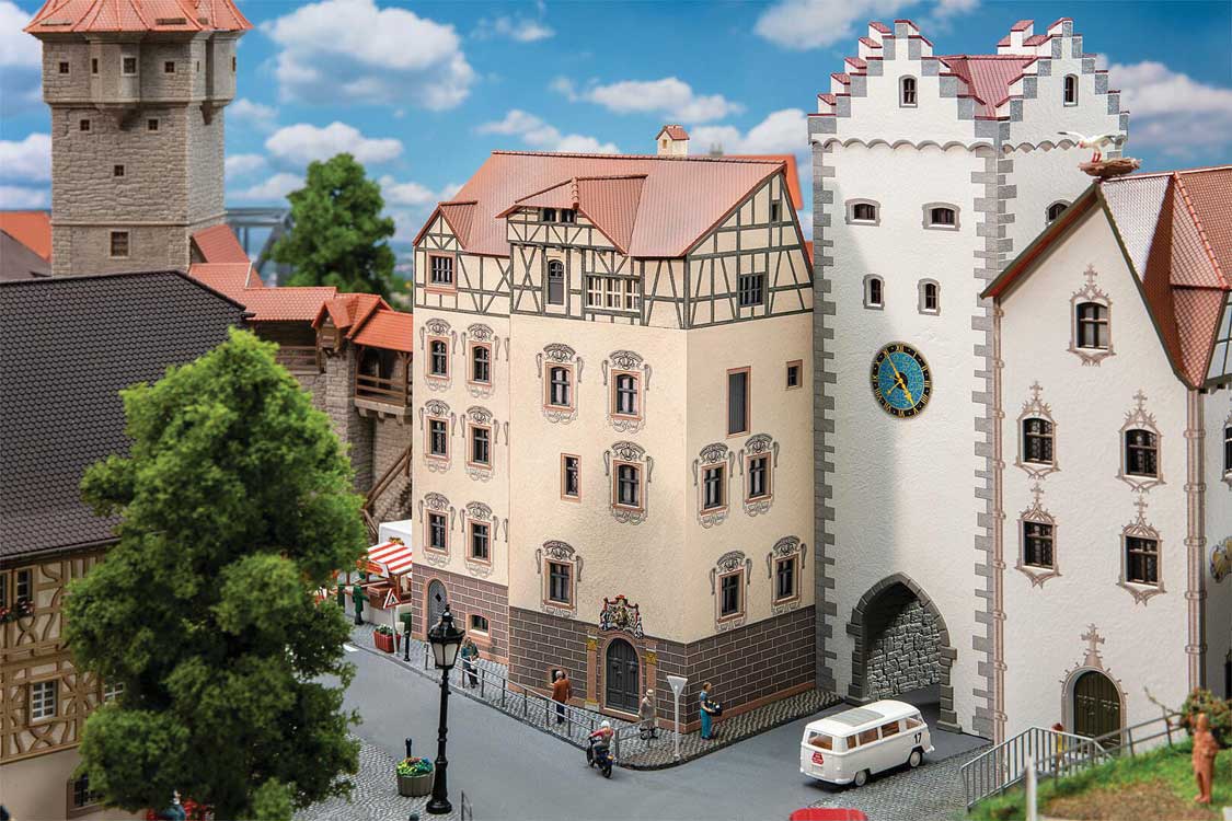 Large Town House -- Kit - 6-7/8 x 4-3/16 x 8-11/16"  17.4 x 10.7 x 22cm-1