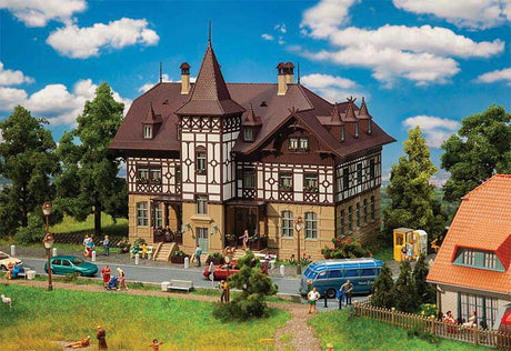 Half-Timbered Sanitorium -- Kit - 11 x 9-13/16 x 9-1/4"  28 x 25 x 23.5cm-1