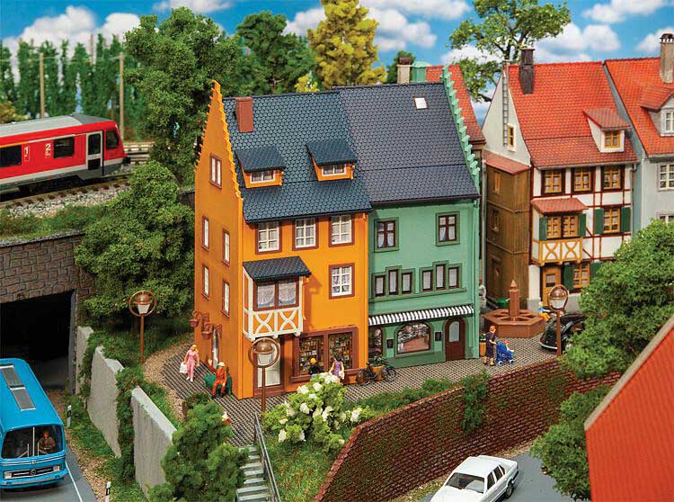 2 Small Town Houses with Terraced Facades -- Kit - Each: 9 x 6.4 x 15.2cm pkg(2)-1