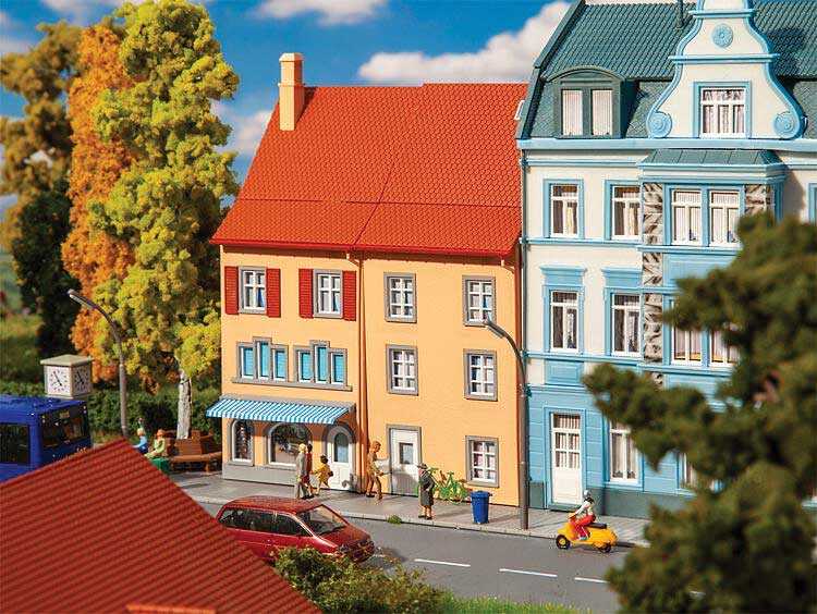 2 Small Background (Relief) Town Houses -- Kit - Each: 6.4 x 4.5 x 14.2cm pkg(2)-1