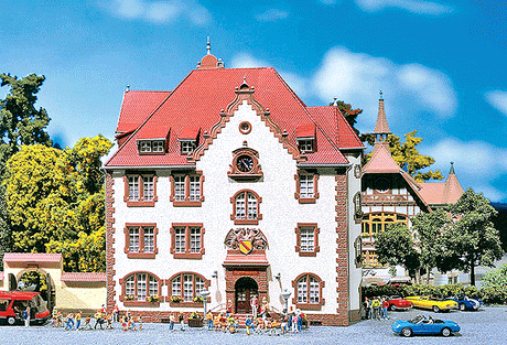 Erich Kastner Classical Secondary School -- 8-7/8 x 9-1/4 x 10-13/16"  22.5 x 23.5 x 27.4cm