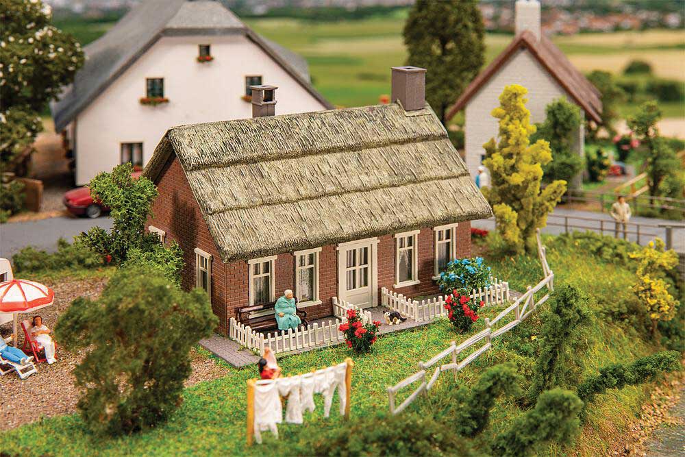 North German Thatched-Roof House -- Kit - 4-3/4 x 3-15/16 x 3-5/16"  12 x 10 x 8.4cm-1