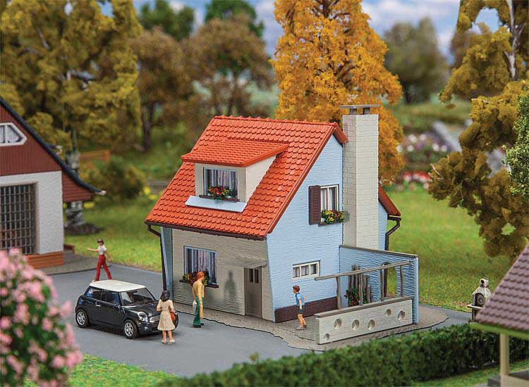 Colonist House -- Kit - 4-11/16 x 3-5/16 x 3-1/8 x 2-15/16"  11.9 x 8.4 x 8cm-1