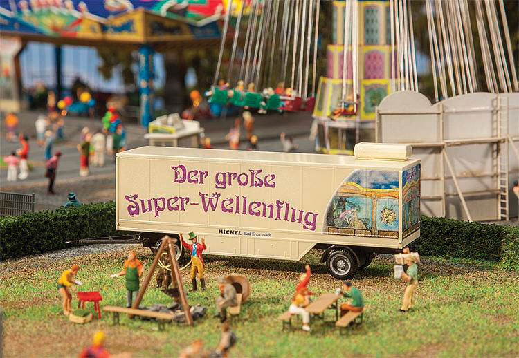Super Wave Swinger Trailer -- Beige, Blue w/German Lettering