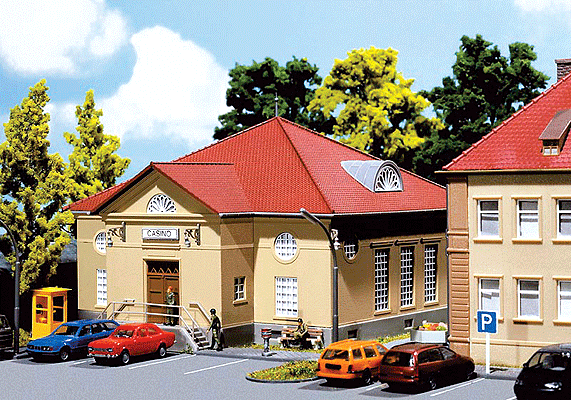 Military - Officers' Mess -- 8-23/32 x 7-3/8 x 5-31/32"  21.8 x 18.4 x 14.9cm