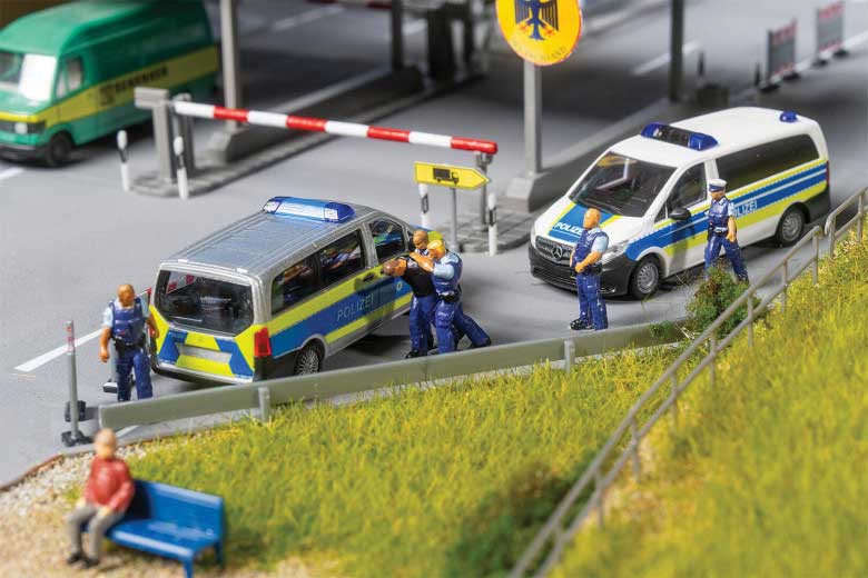 Police Officers (Modern) -- pkg(6)-2
