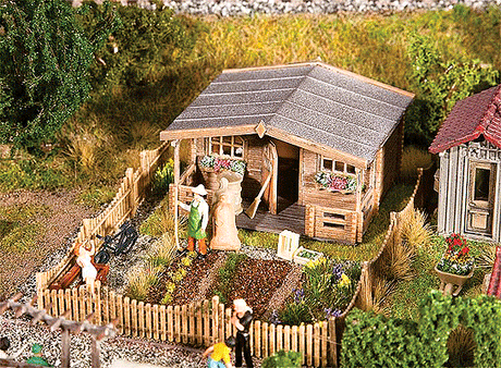 Garden w/Large Garden House - Kit (Plastic w/Scenery Materials) -- 4-1/8 x 2-7/8 x 1-7/16"  10.5 x 7.4 x 3.6cm
