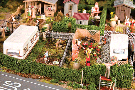 2 Gardens w/Trailers - Kit (Plastic w/Scenery Materials) -- 4-1/8 x 2-7/8 x 1-1/8"  10.5 x 7.4 x 2.8cm