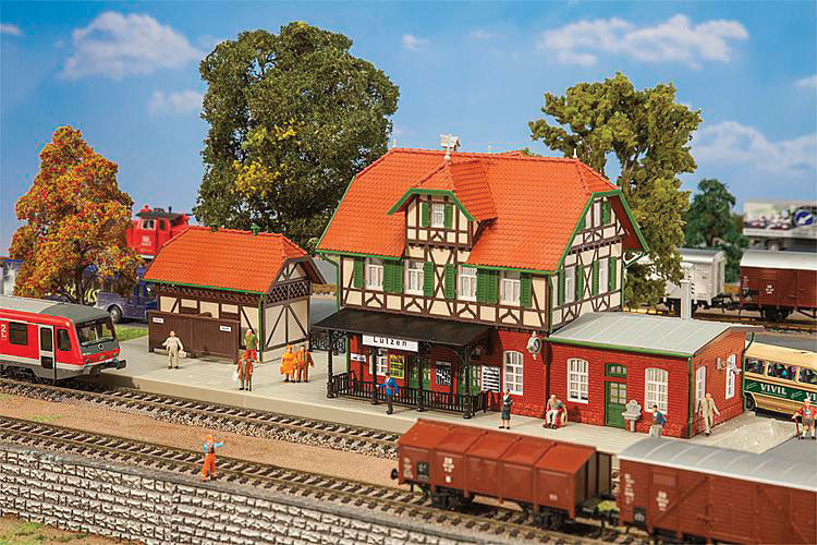 Lutzen Station -- Kit - 15-15/16 x 5-5/16 x 5-7/8"  40.5 x 13.5 x 15cm