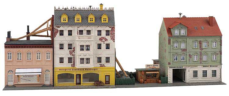 Breitestrasse Townhouse Line -- Weathered Kit - 3 Townhouses with 1st-Floor Shops, 1 Kiosk-1
