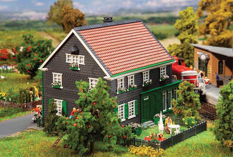 Half-Timber Berg-Country House -- Kit - 6-7/16 x 4-5/8 x 4-13/16"  16.3 x 11.7 x 12.2cm-1