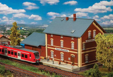Gera-Liebschwitz Train Station -- Kit - 12-7/8 x 6-3/4 x 6-1/2" 32.7 x 17.1 x 16.6cm-1