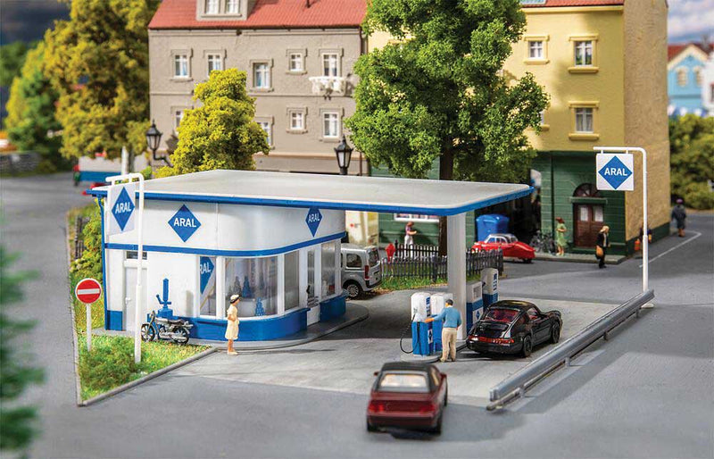 Small Gas Station -- Kit - 5-9/16 x 3-13/16 x 2-1/16"  14.1 x 9.7 x 5.3cm-1