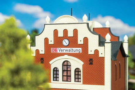 German Federal Railroad DB Administration Building -- Kit - 5-13/16 x 4-9/16 x 6-7/16"  14.8 x 11.6 x 16.3cm-6