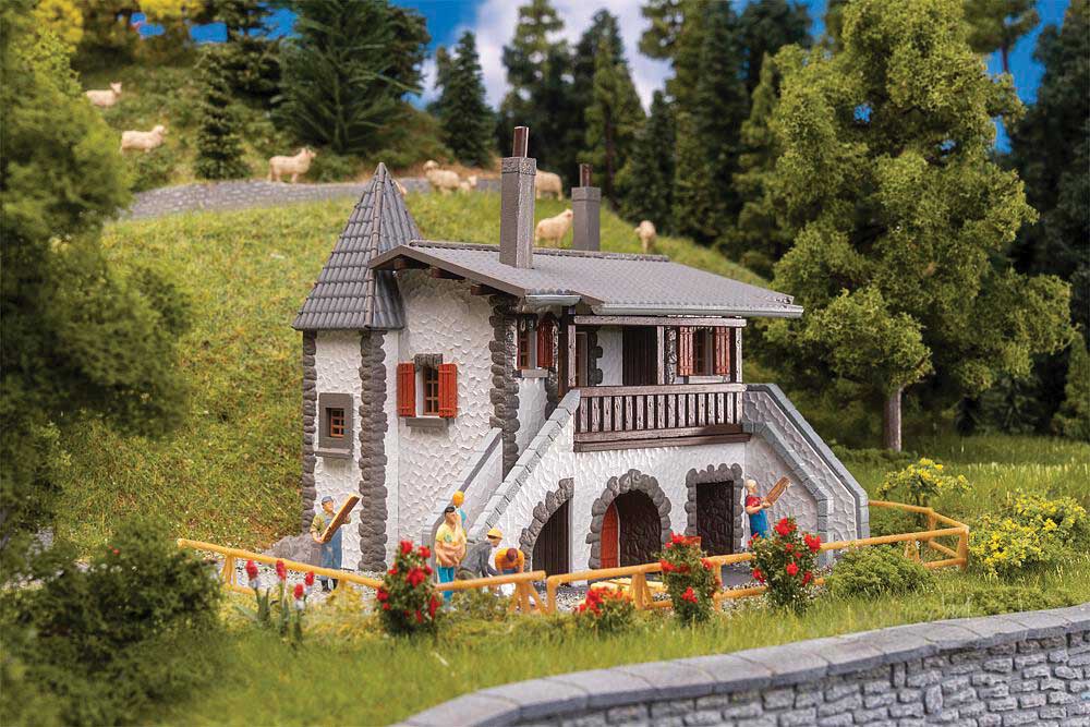 Alpina House -- Kit - 4-1/2 x 4-1/2 x 4"  11.5 x 11.5 x 10.2cm-1