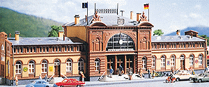 Mittelstadt Passenger Station -- 12-5/8 x 5 x 4-5/16"  32 x 12.7 x 11cm