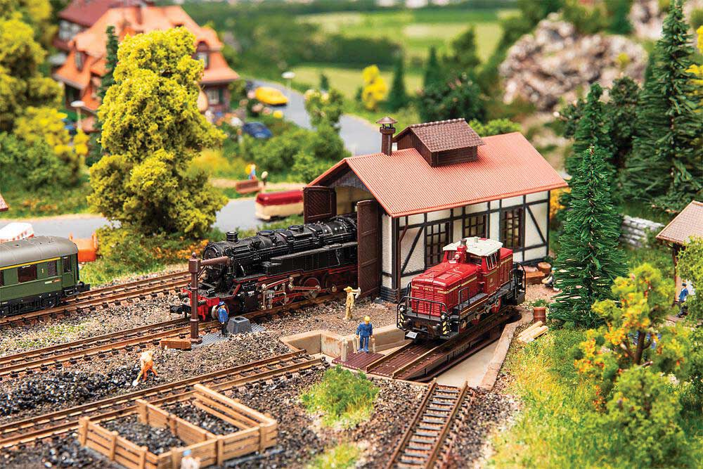 Half-Timber Engine House with Segment Turntable -- Kit-1