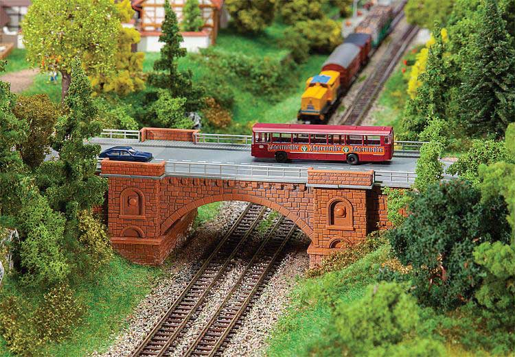 Cut-Stone Arched Highway Bridge -- Kit - 7-9/16 x 2-15/16 x 2-3/4" 19.2 x 7.4 x 7cm Arch: 2" 5.1cm Tall