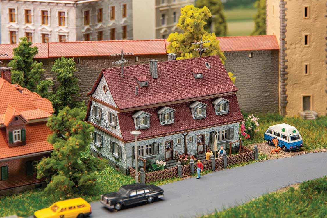 Semi-Detached Settlement House -- Kit - 3-7/16 x 2-3/4 x 3"  8.8 x 7 x 7.8cm-1