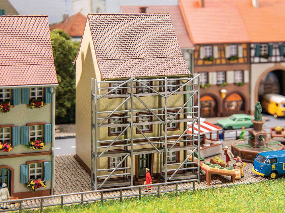Old-Town House with Scaffolding -- Kit - 5.2 x 6.3 x 8.3cm-1