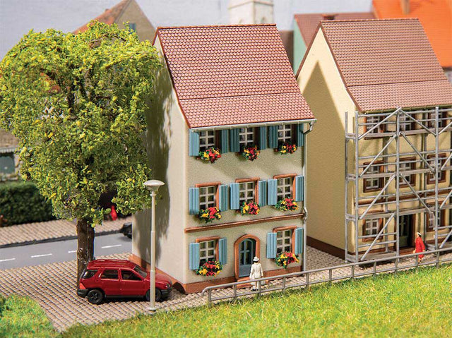 Old-Town House with Shutters -- Kit - 4.3 x 5.5 x 8.3cm-1