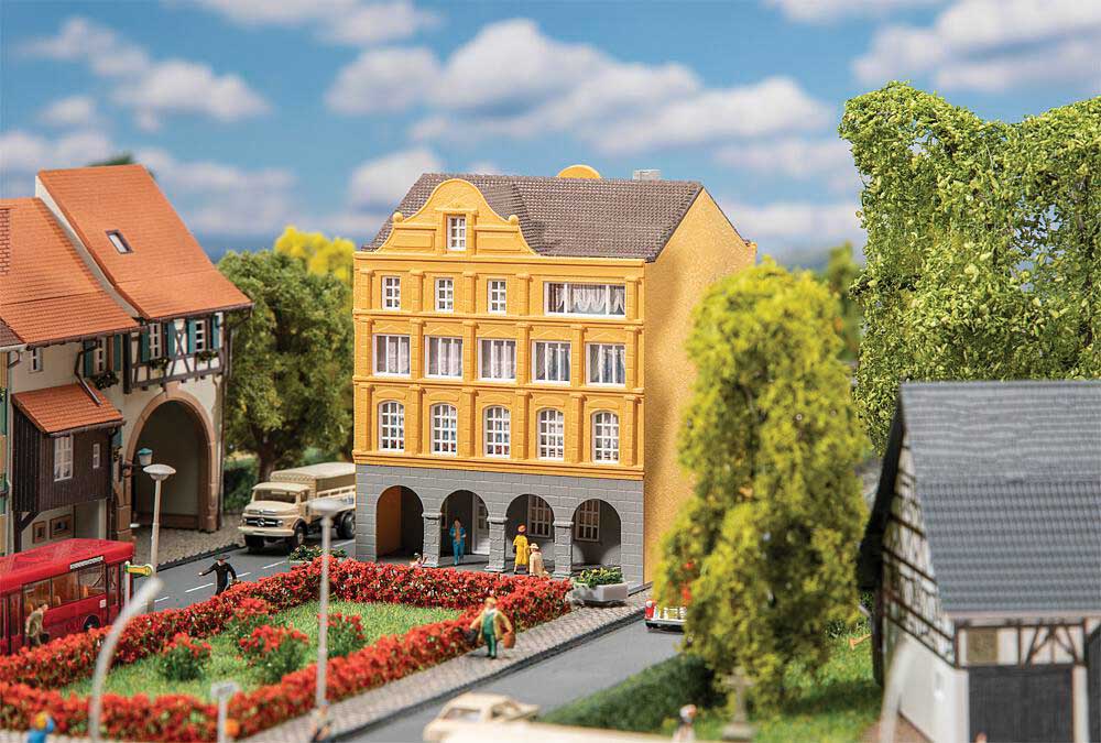 Townhouse with Arches -- Kit - 7 x 7.6 x 8.8cm-1