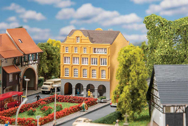 Townhouse with Arches -- Kit - 7 x 7.6 x 8.8cm-1