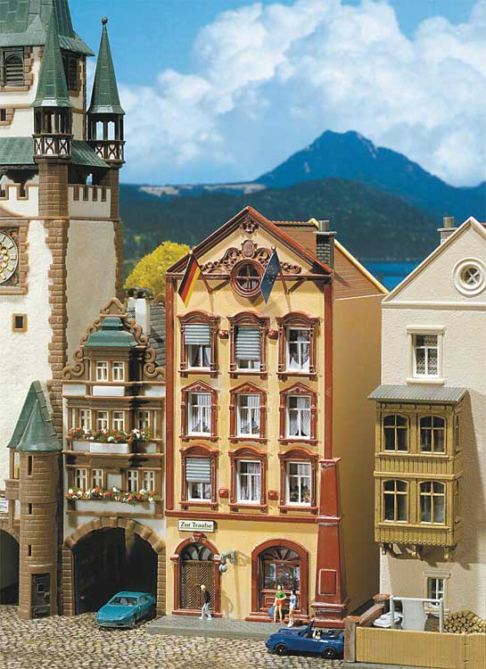 Wine Pub In a 3 Story Town House "The Grape", Era I -- Painted & Weathered 11.2 x 6.8 x 12.5cm-2