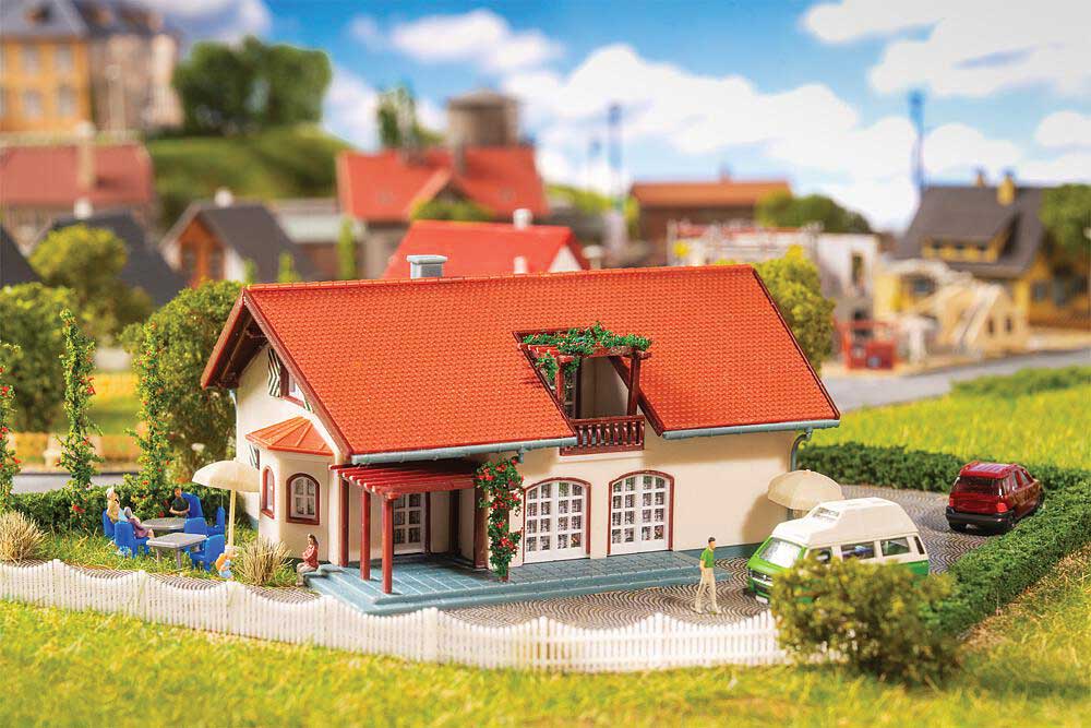 Brilliant Model House -- 3-1/4 x 3-13/32 x 2"  8.1 x 8.5 x 5cm-2
