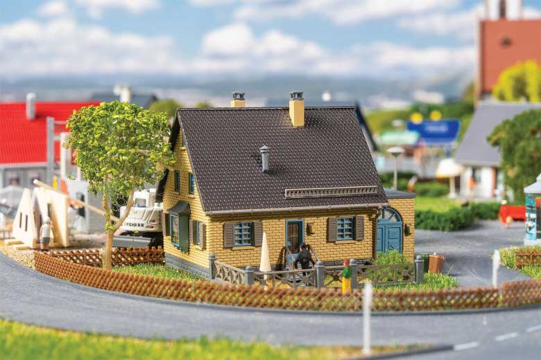 Clinker House -- Kit - 3-1/16 x 3-1/16 x 2-3/16"  7.8 x 7.8 x 5.5cm-1