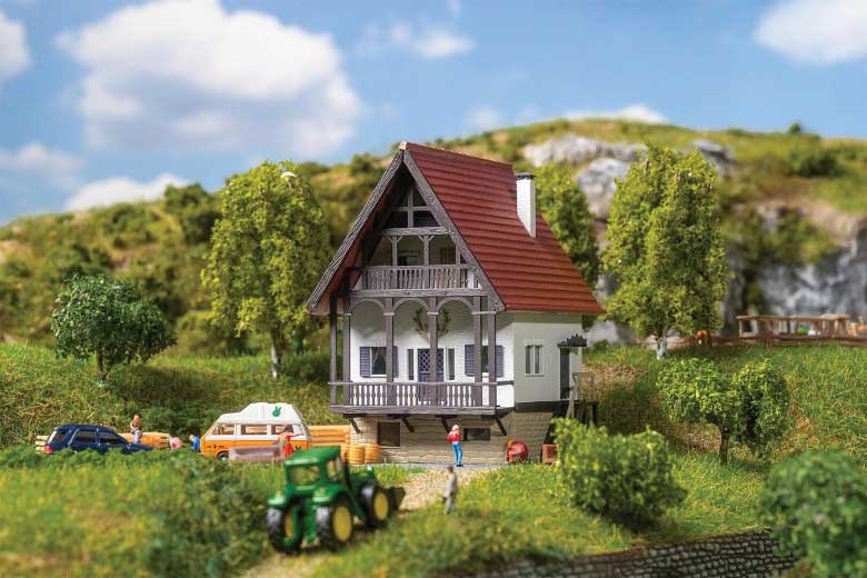 Forester's House -- Kit - 2-15/16 x 2-13/16 x 3-9/16"  7.5 x 7.1 x 9.1cm-1