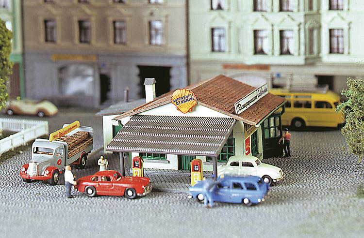 Gas Station -- Kit - 3-1/4 x 2-15/16 x 1-1/2"  8.2 x 7.4 x 3.8cm-1