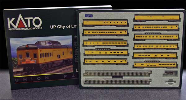 City of Los Angeles 11-Car Set w/Display Unitrack - Ready to Run -- Union Pacific (2022 Release, Armour Yellow, gray, red)